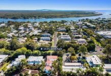 Walking distance to Noosa River