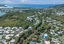 Noosa Heads, walk to the beach and Hastings Street