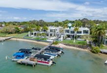 5-Star Hilton Park Riverfront Apartment with Mooring