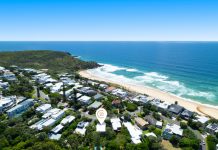North Sunshine Beach House Located 2 Mins Walk from the Golden Sand and Waves
