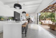 Sunshine Style: Vibrant Beach House, Central Location