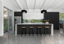 Sunshine Style: Vibrant Beach House, Central Location