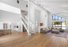 Waterfront Retreat, walk to Hastings Street and Approved for Holiday Letting