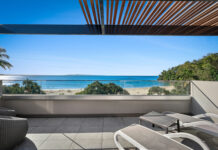 Absolute Beachfront: 5-Star Apartment and Rooftop Terrace